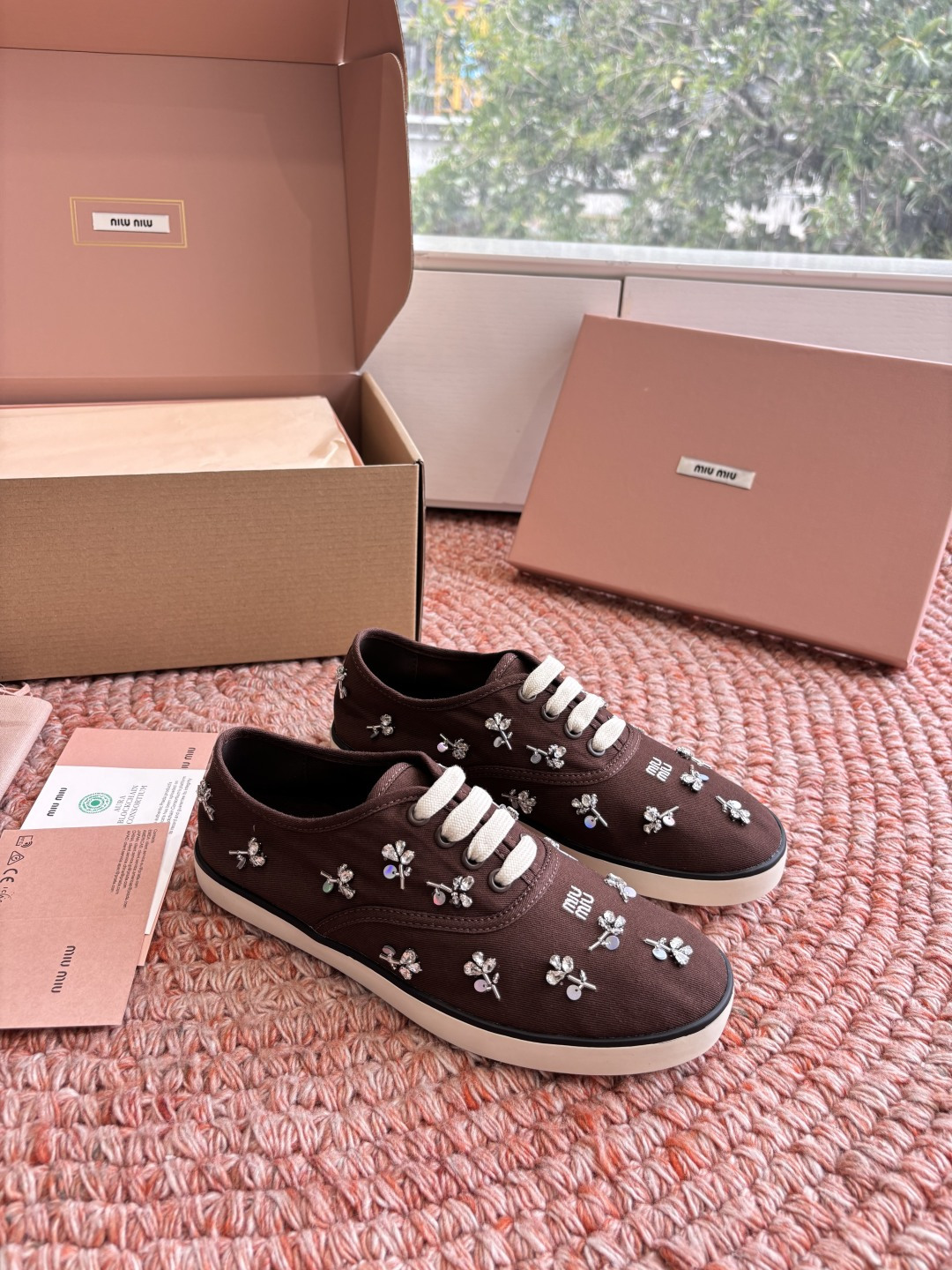 🌾G879miumiu缪缪 26ss 早春新款水钻刺绣帆布鞋把春日碎花踩在脚下，这双水钻刺绣帆布鞋太懂少