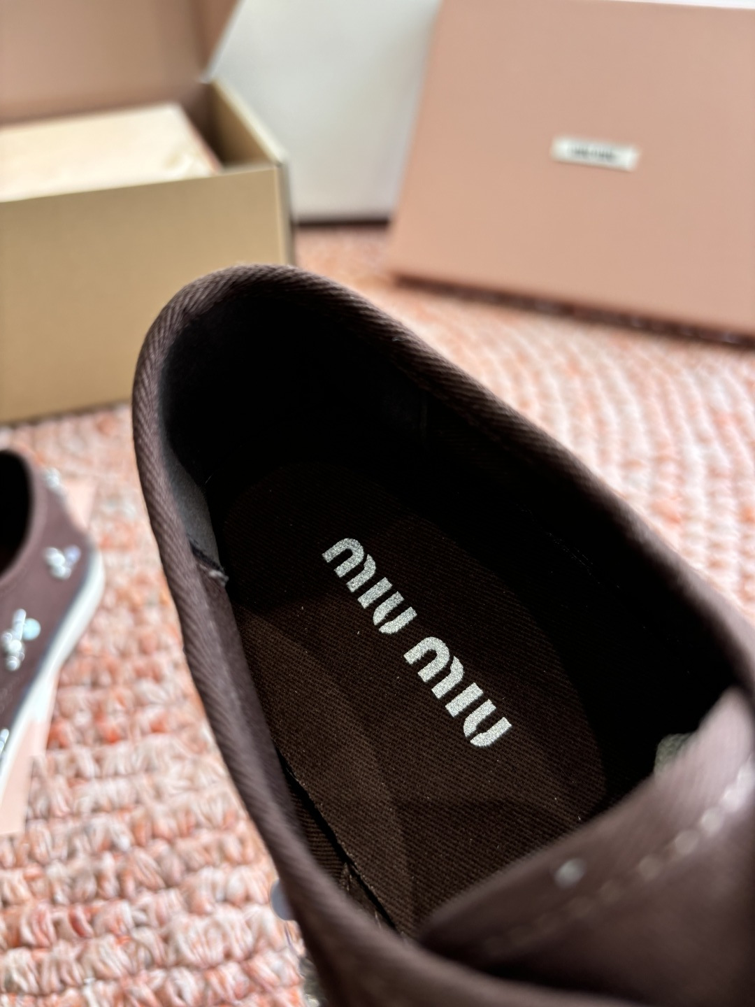 🌾G879miumiu缪缪 26ss 早春新款水钻刺绣帆布鞋把春日碎花踩在脚下，这双水钻刺绣帆布鞋太懂少