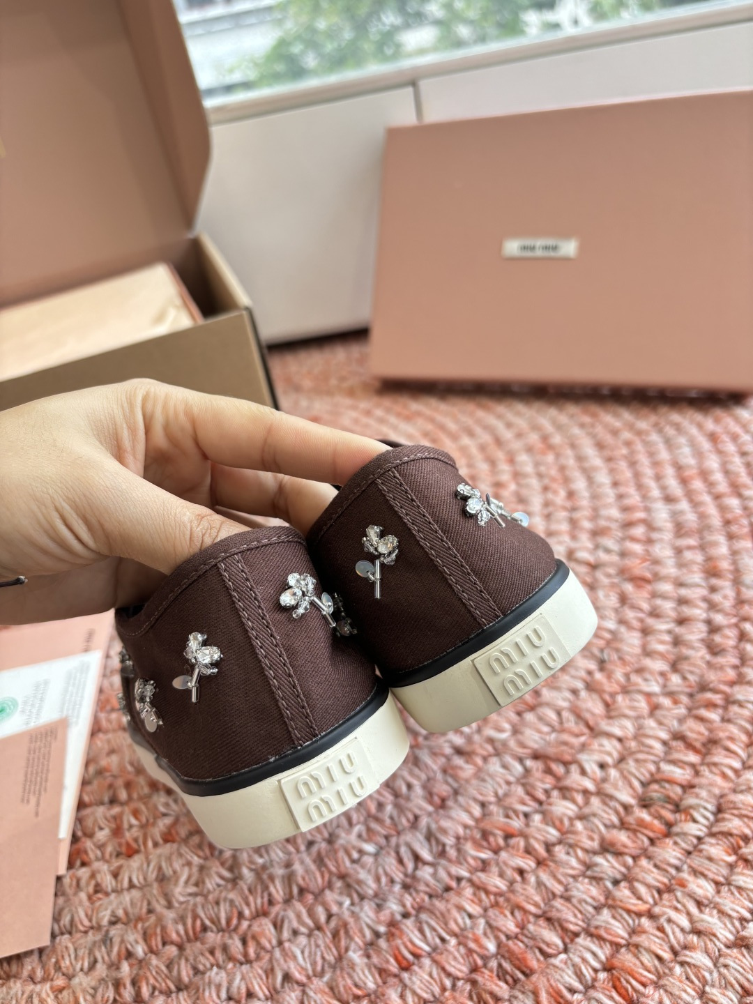 🌾G879miumiu缪缪 26ss 早春新款水钻刺绣帆布鞋把春日碎花踩在脚下，这双水钻刺绣帆布鞋太懂少