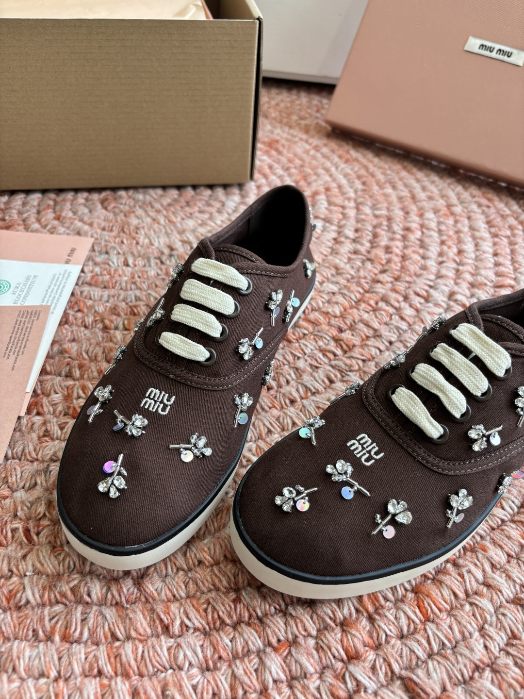 🌾G879miumiu缪缪 26ss 早春新款水钻刺绣帆布鞋把春日碎花踩在脚下，这双水钻刺绣帆布鞋太懂少