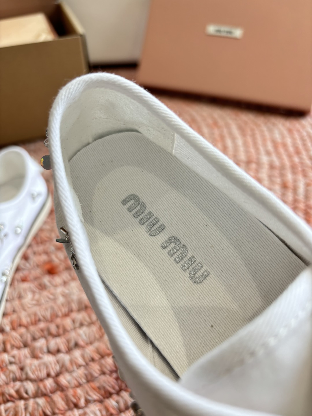 🌾G879miumiu缪缪 26ss 早春新款水钻刺绣帆布鞋把春日碎花踩在脚下，这双水钻刺绣帆布鞋太懂少