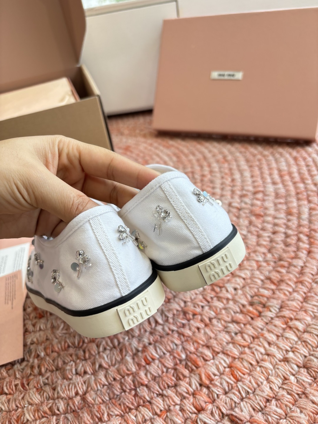 🌾G879miumiu缪缪 26ss 早春新款水钻刺绣帆布鞋把春日碎花踩在脚下，这双水钻刺绣帆布鞋太懂少