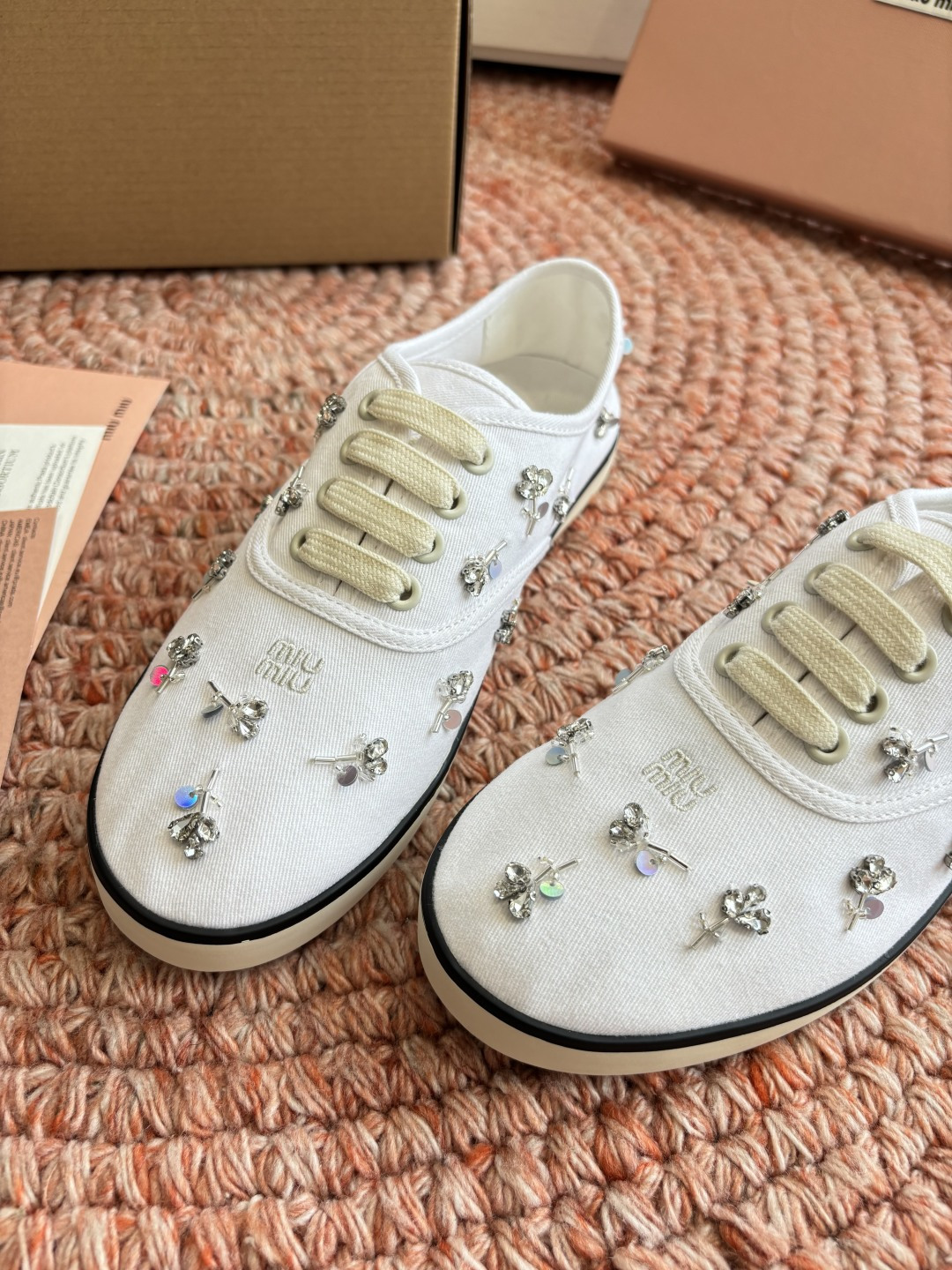 🌾G879miumiu缪缪 26ss 早春新款水钻刺绣帆布鞋把春日碎花踩在脚下，这双水钻刺绣帆布鞋太懂少