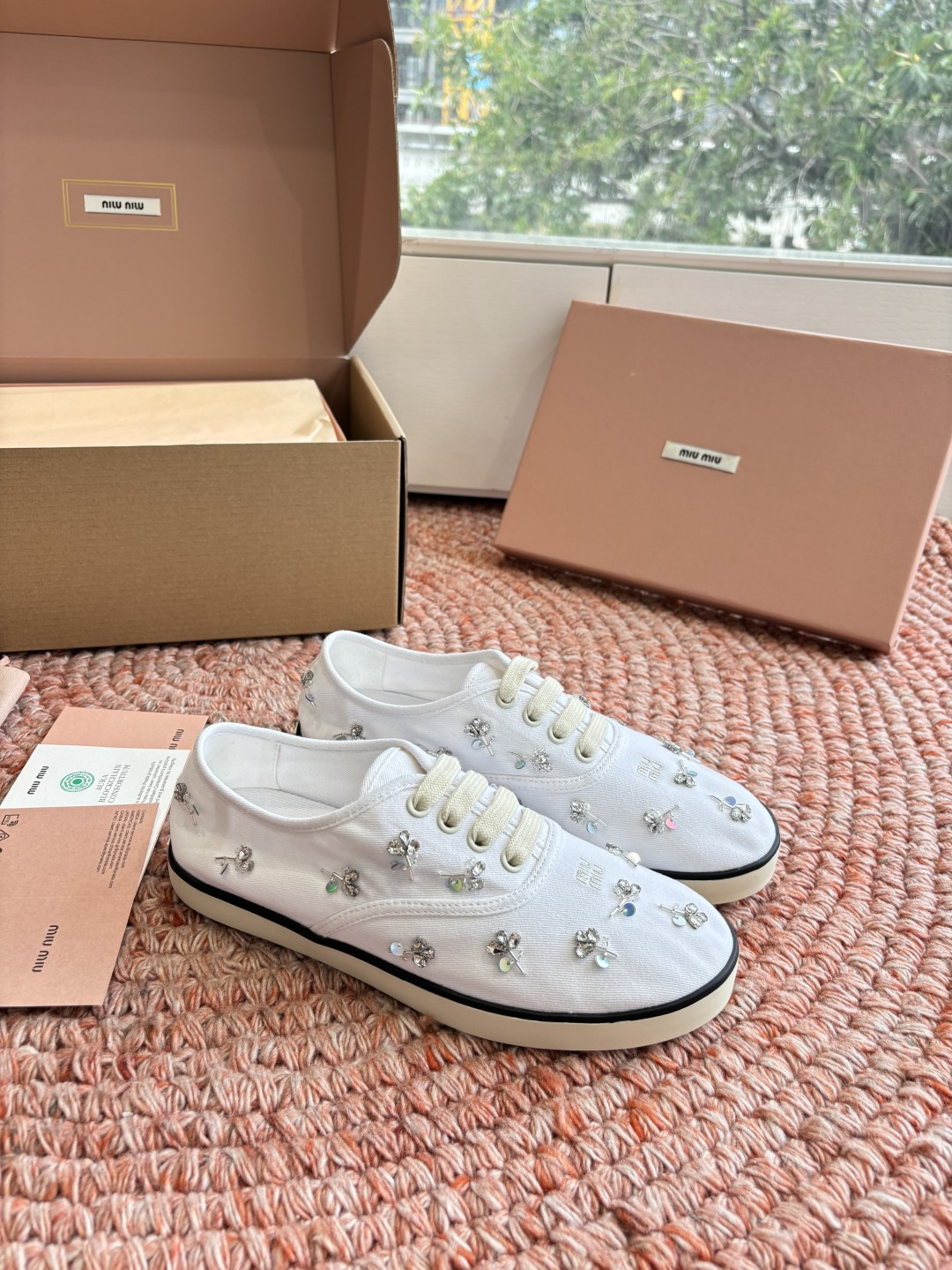 🌾G879miumiu缪缪 26ss 早春新款水钻刺绣帆布鞋把春日碎花踩在脚下，这双水钻刺绣帆布鞋太懂少