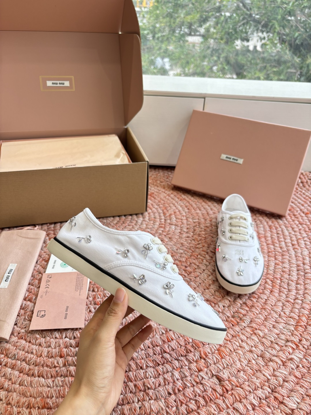 🌾G879miumiu缪缪 26ss 早春新款水钻刺绣帆布鞋把春日碎花踩在脚下，这双水钻刺绣帆布鞋太懂少