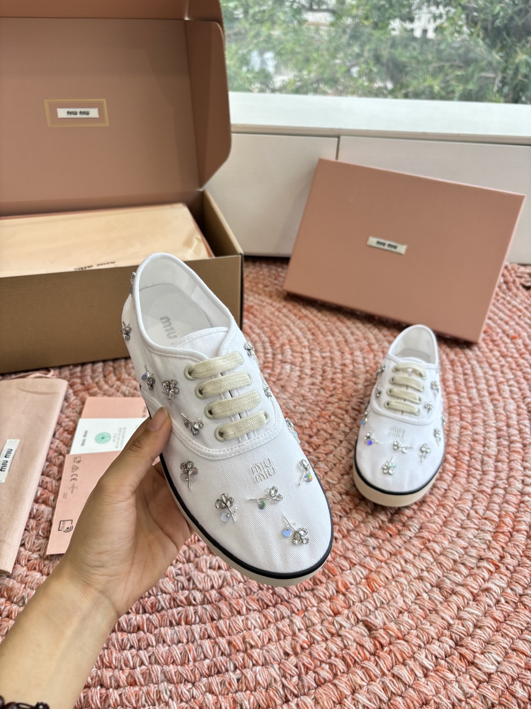 🌾G879miumiu缪缪 26ss 早春新款水钻刺绣帆布鞋把春日碎花踩在脚下，这双水钻刺绣帆布鞋太懂少