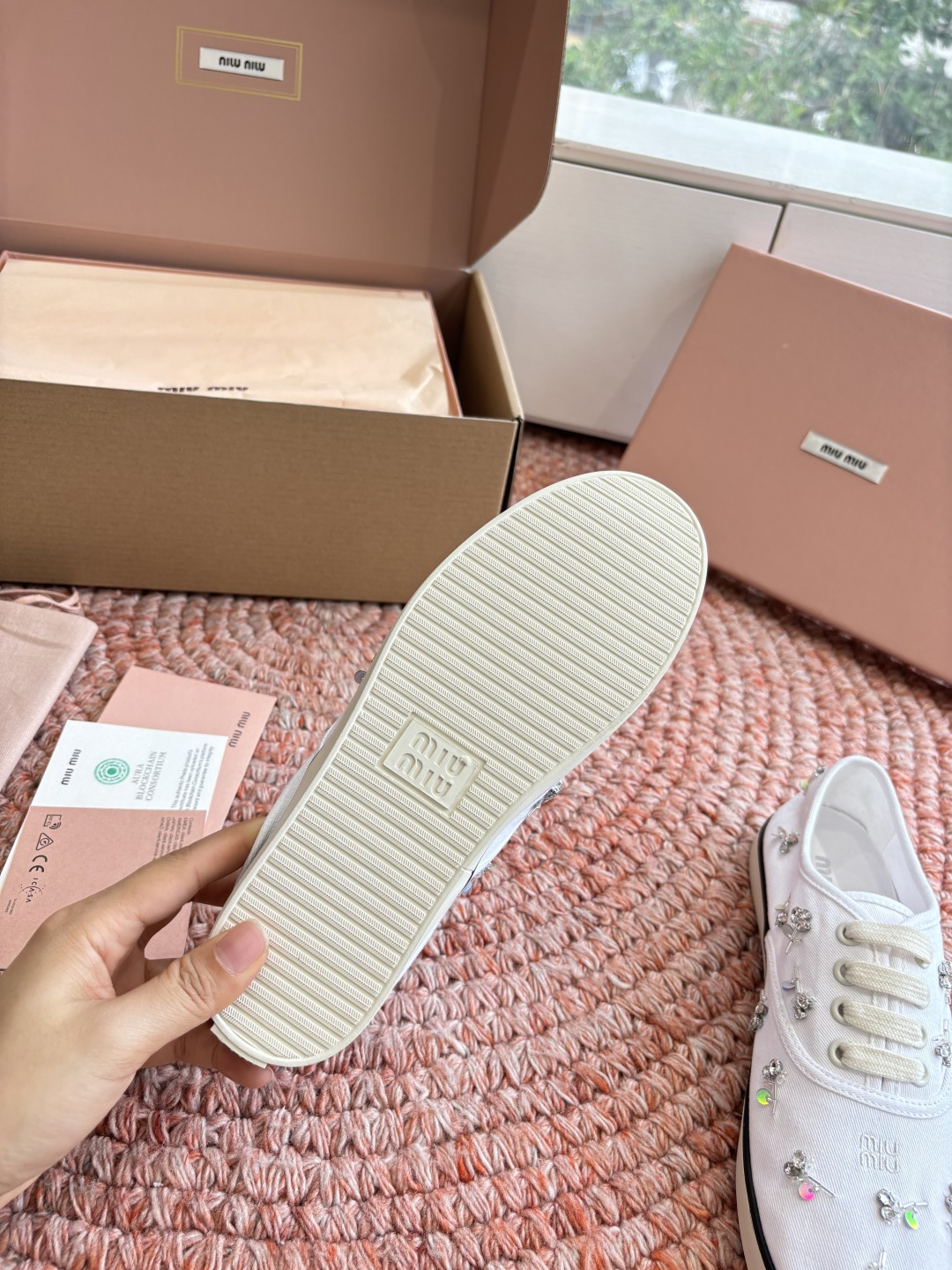 🌾G879miumiu缪缪 26ss 早春新款水钻刺绣帆布鞋把春日碎花踩在脚下，这双水钻刺绣帆布鞋太懂少