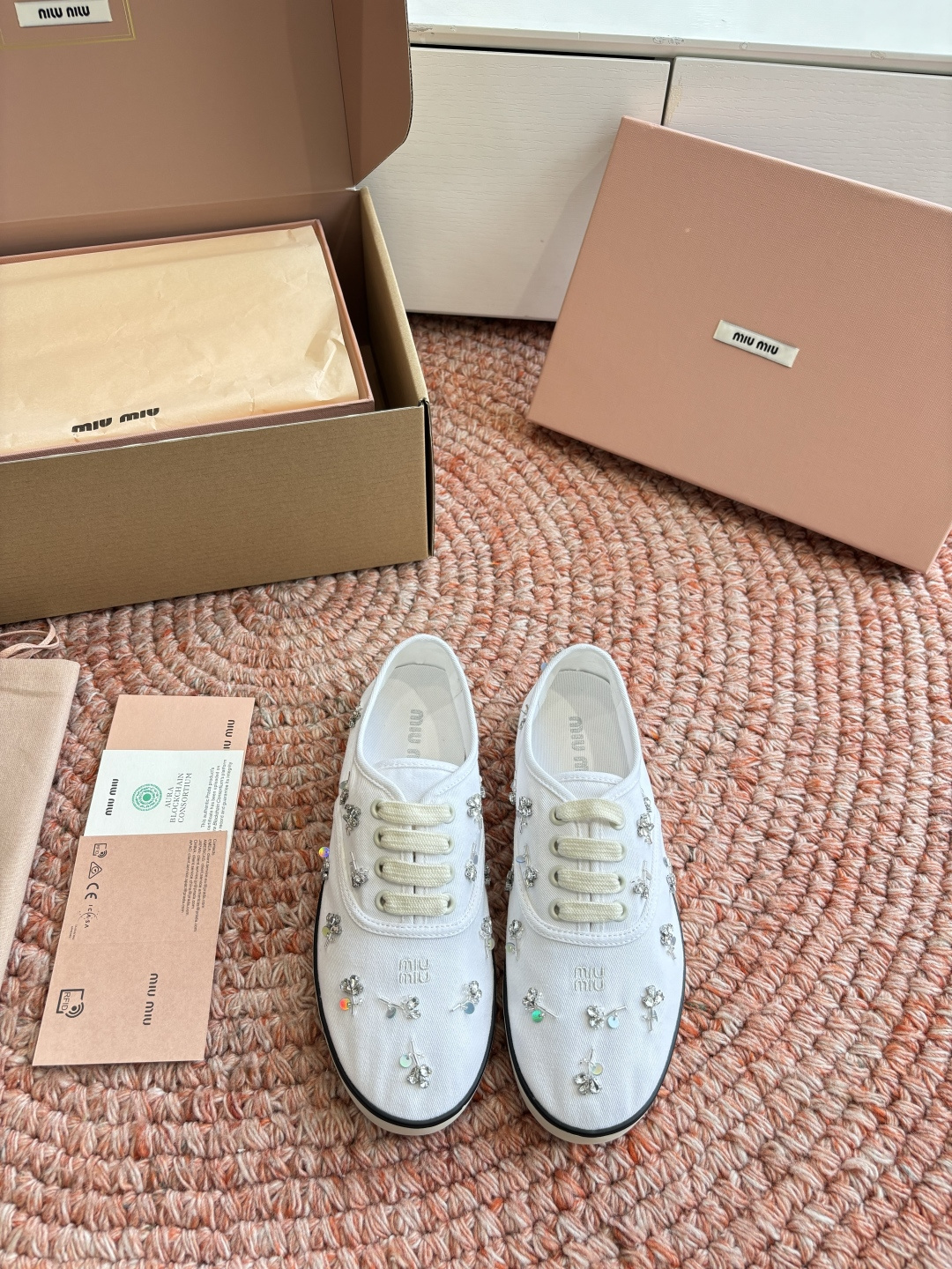 🌾G879miumiu缪缪 26ss 早春新款水钻刺绣帆布鞋把春日碎花踩在脚下，这双水钻刺绣帆布鞋太懂少