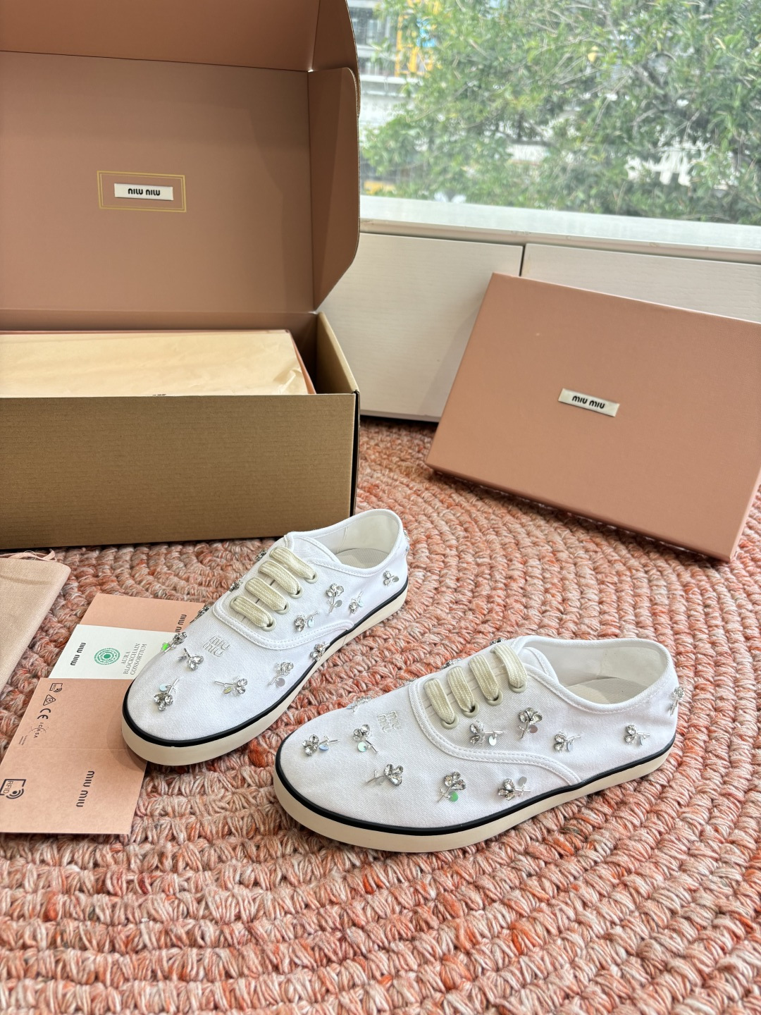 🌾G879miumiu缪缪 26ss 早春新款水钻刺绣帆布鞋把春日碎花踩在脚下，这双水钻刺绣帆布鞋太懂少