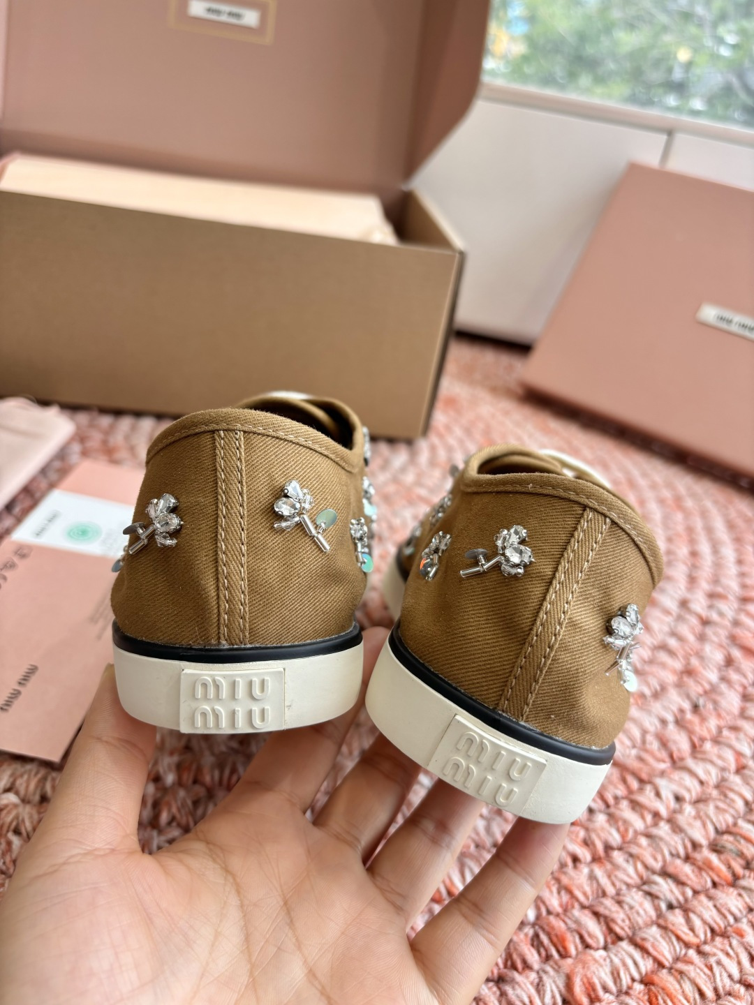 🌾G879miumiu缪缪 26ss 早春新款水钻刺绣帆布鞋把春日碎花踩在脚下，这双水钻刺绣帆布鞋太懂少