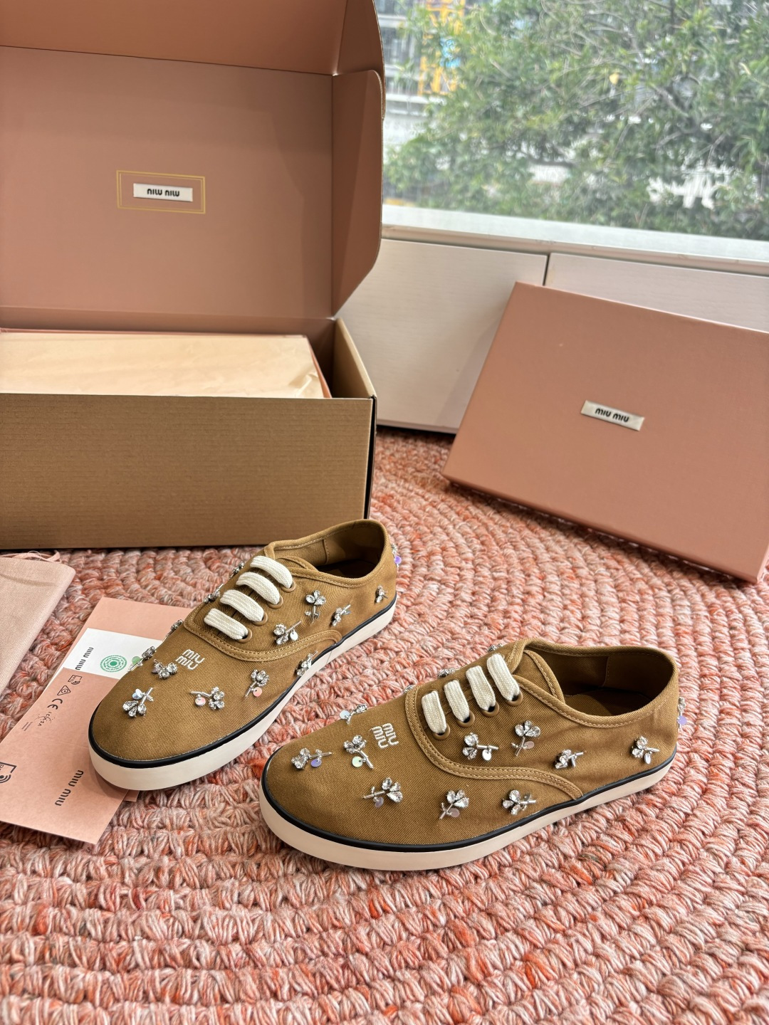 🌾G879miumiu缪缪 26ss 早春新款水钻刺绣帆布鞋把春日碎花踩在脚下，这双水钻刺绣帆布鞋太懂少