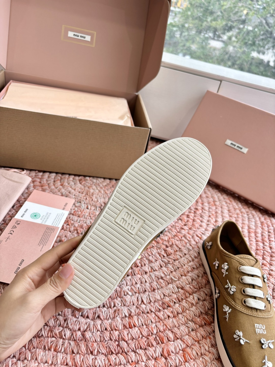 🌾G879miumiu缪缪 26ss 早春新款水钻刺绣帆布鞋把春日碎花踩在脚下，这双水钻刺绣帆布鞋太懂少