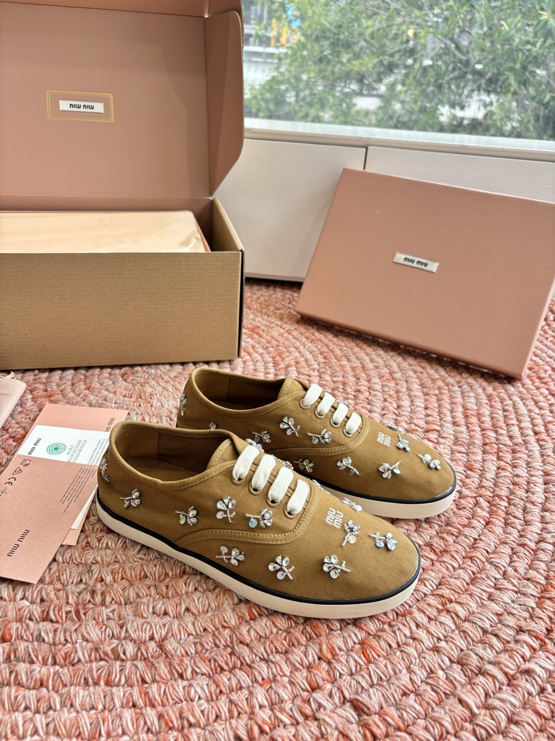 🌾G879miumiu缪缪 26ss 早春新款水钻刺绣帆布鞋把春日碎花踩在脚下，这双水钻刺绣帆布鞋太懂少
