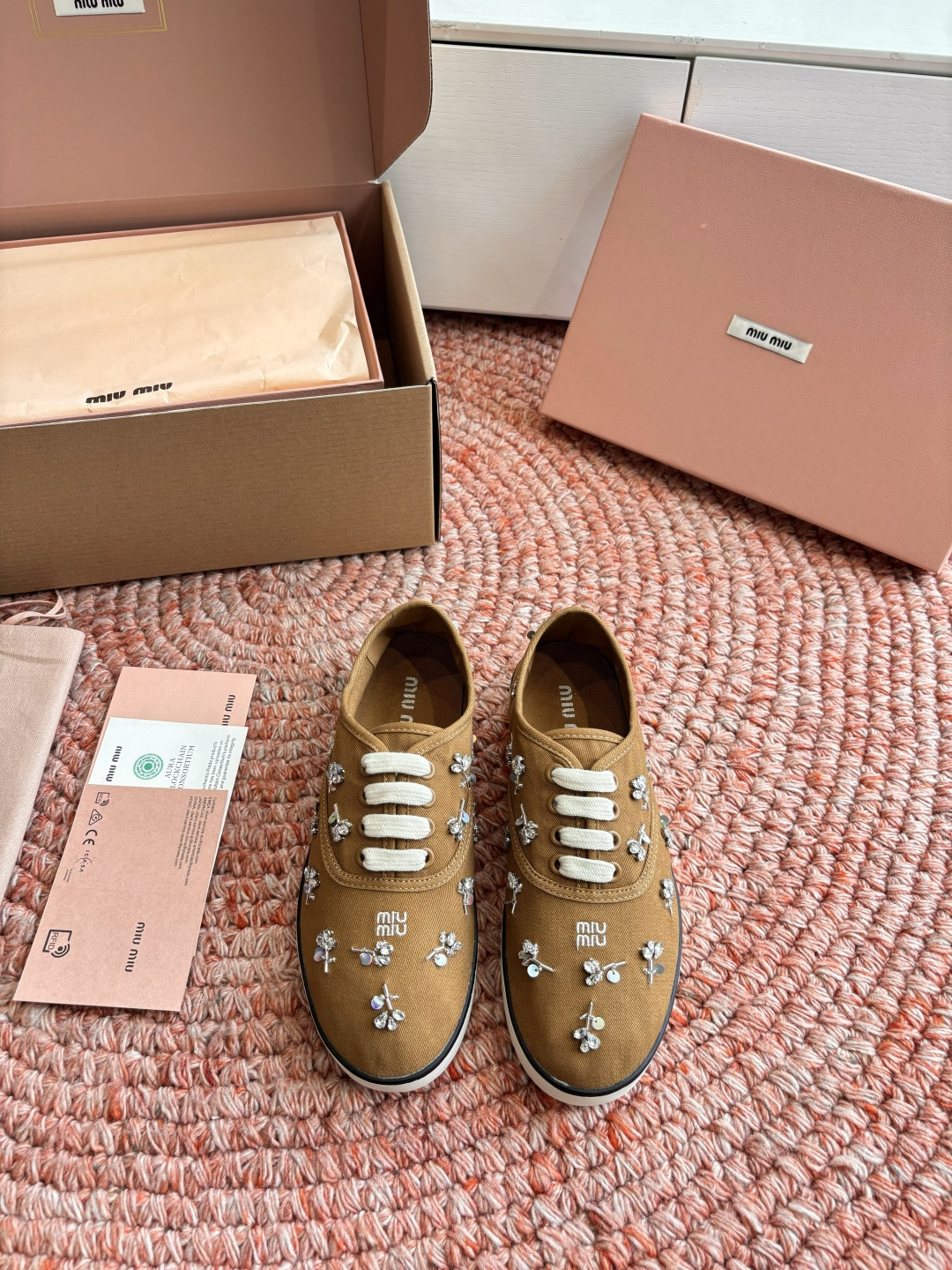 🌾G879miumiu缪缪 26ss 早春新款水钻刺绣帆布鞋把春日碎花踩在脚下，这双水钻刺绣帆布鞋太懂少