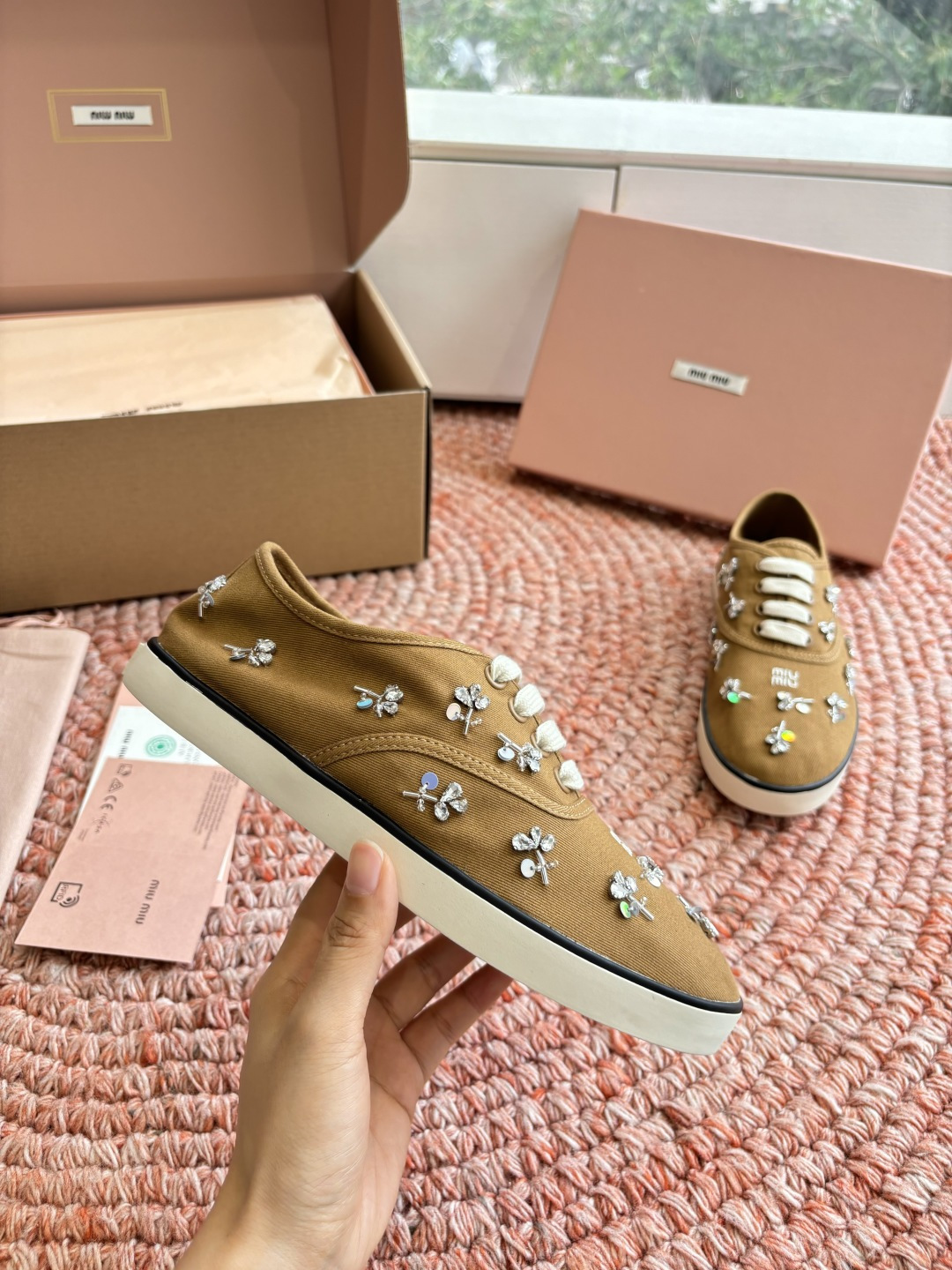 🌾G879miumiu缪缪 26ss 早春新款水钻刺绣帆布鞋把春日碎花踩在脚下，这双水钻刺绣帆布鞋太懂少