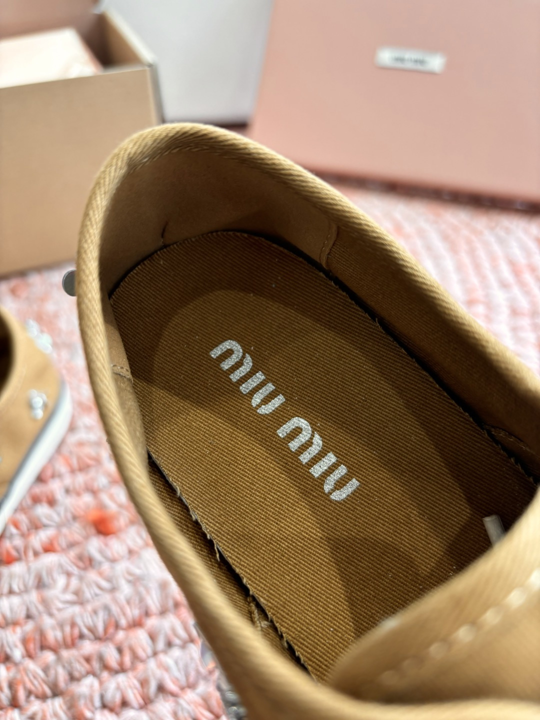 🌾G879miumiu缪缪 26ss 早春新款水钻刺绣帆布鞋把春日碎花踩在脚下，这双水钻刺绣帆布鞋太懂少