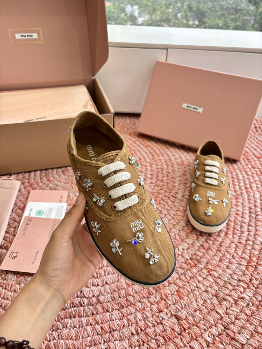 🌾G879miumiu缪缪 26ss 早春新款水钻刺绣帆布鞋把春日碎花踩在脚下，这双水钻刺绣帆布鞋太懂少