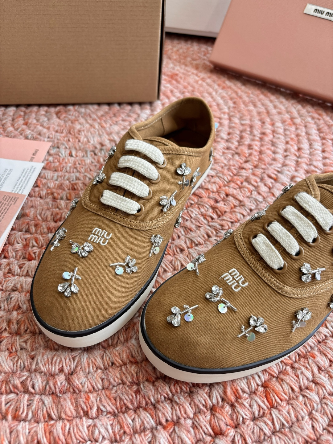 🌾G879miumiu缪缪 26ss 早春新款水钻刺绣帆布鞋把春日碎花踩在脚下，这双水钻刺绣帆布鞋太懂少
