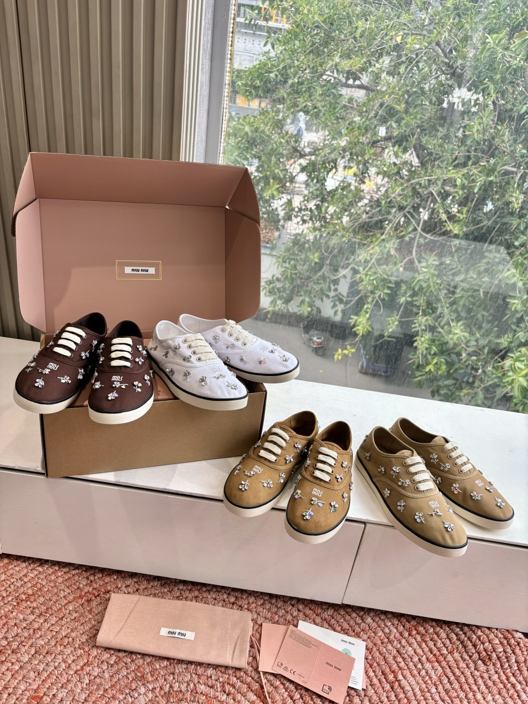 🌾G879miumiu缪缪 26ss 早春新款水钻刺绣帆布鞋把春日碎花踩在脚下，这双水钻刺绣帆布鞋太懂少