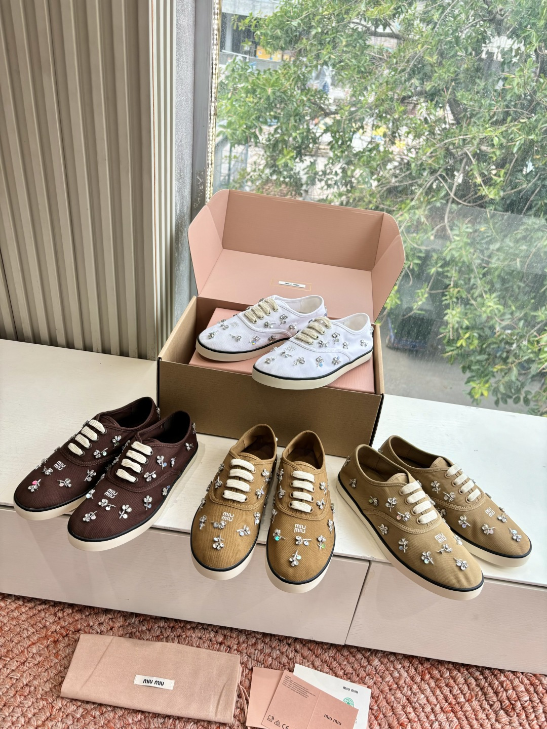🌾G879miumiu缪缪 26ss 早春新款水钻刺绣帆布鞋把春日碎花踩在脚下，这双水钻刺绣帆布鞋太懂少