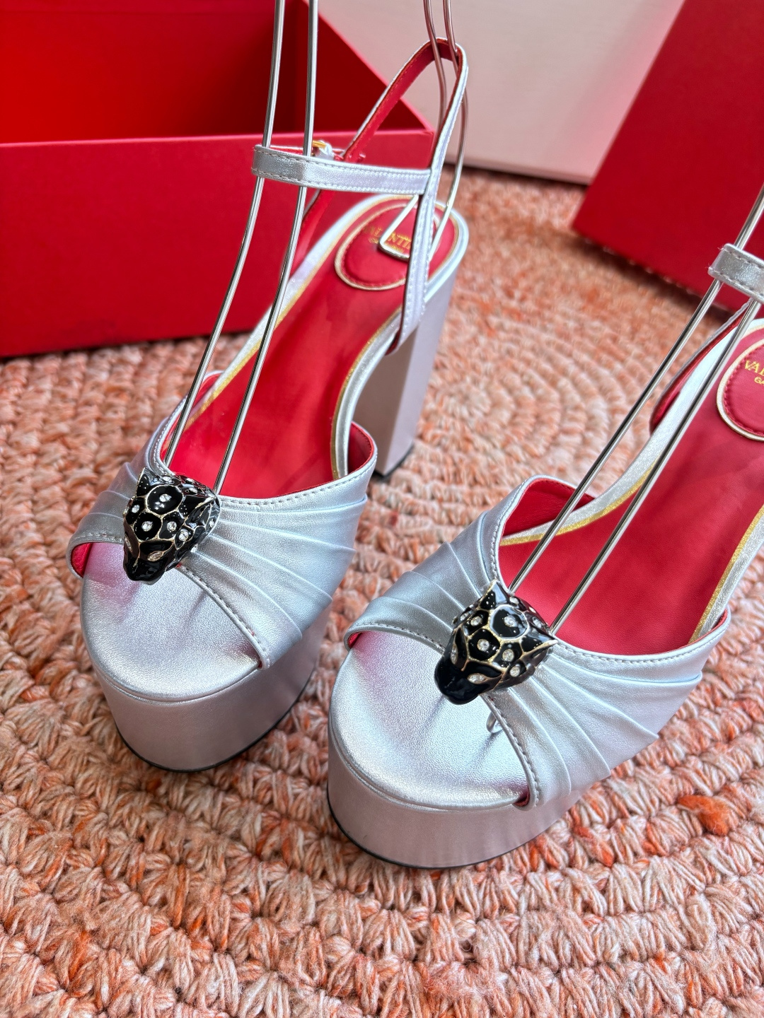 🌾G289所见即所得VALENTINO华伦天奴经典凉鞋单鞋春夏VLOGO SIGNATURE鞋型线条流畅