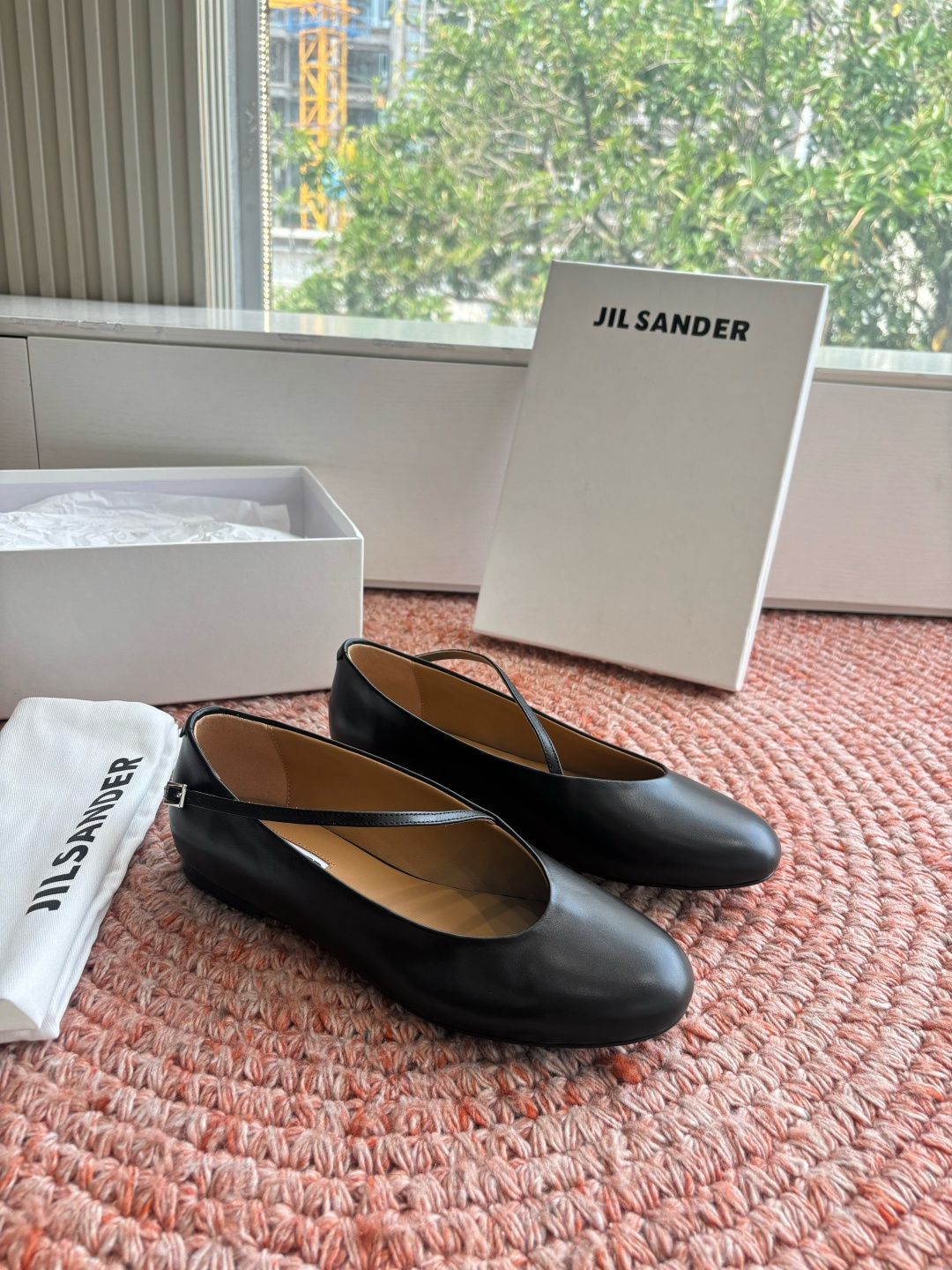 🌾G213所见即所得Jil Sande*26ss春夏新款玛丽珍乐福鞋平底鞋穿孔设计与柔软鞋面搭配，上脚轻