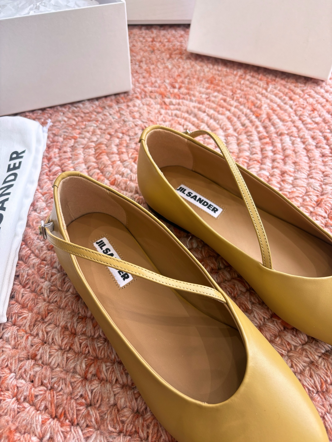 🌾G213所见即所得Jil Sande*26ss春夏新款玛丽珍乐福鞋平底鞋穿孔设计与柔软鞋面搭配，上脚轻