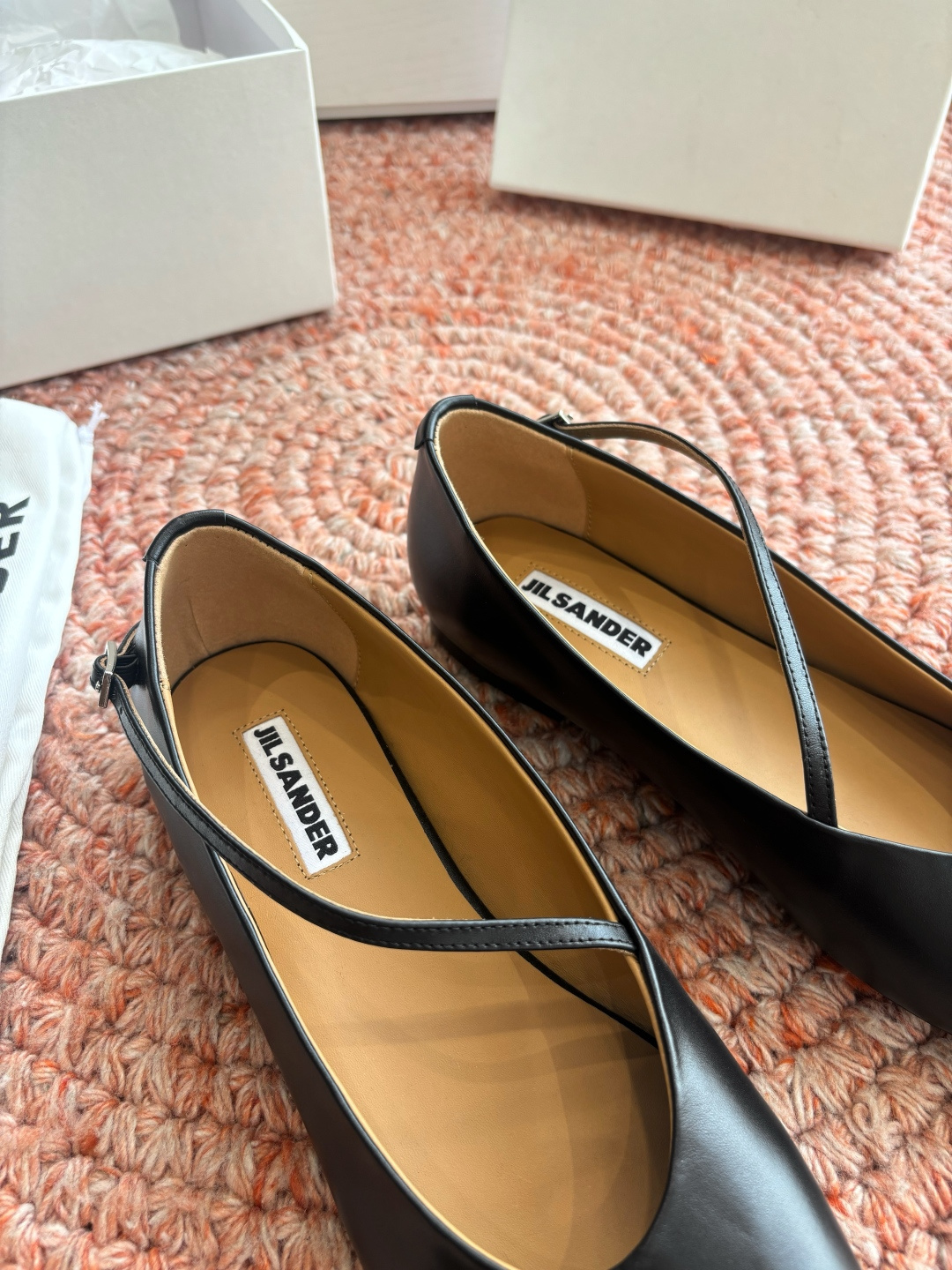 🌾G213所见即所得Jil Sande*26ss春夏新款玛丽珍乐福鞋平底鞋穿孔设计与柔软鞋面搭配，上脚轻