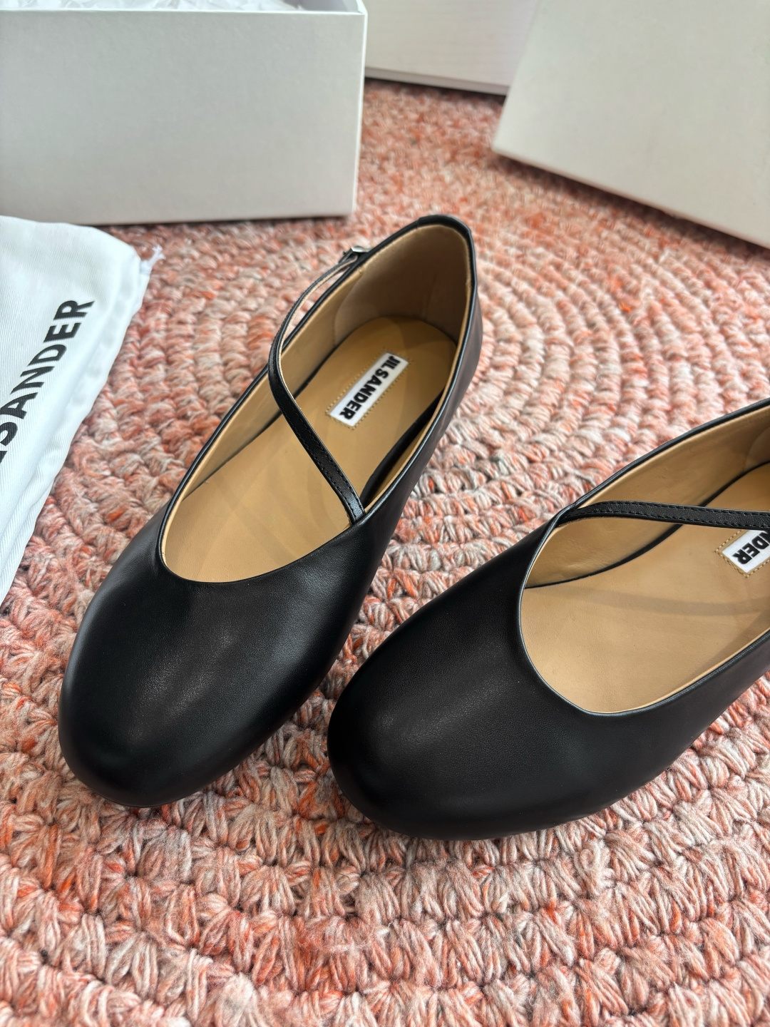 🌾G213所见即所得Jil Sande*26ss春夏新款玛丽珍乐福鞋平底鞋穿孔设计与柔软鞋面搭配，上脚轻