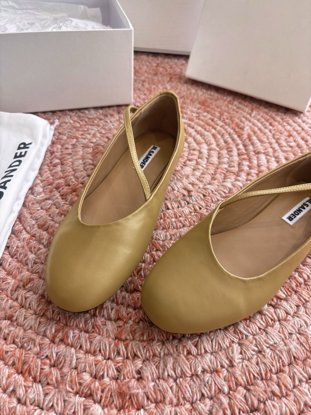 🌾G213所见即所得Jil Sande*26ss春夏新款玛丽珍乐福鞋平底鞋穿孔设计与柔软鞋面搭配，上脚轻