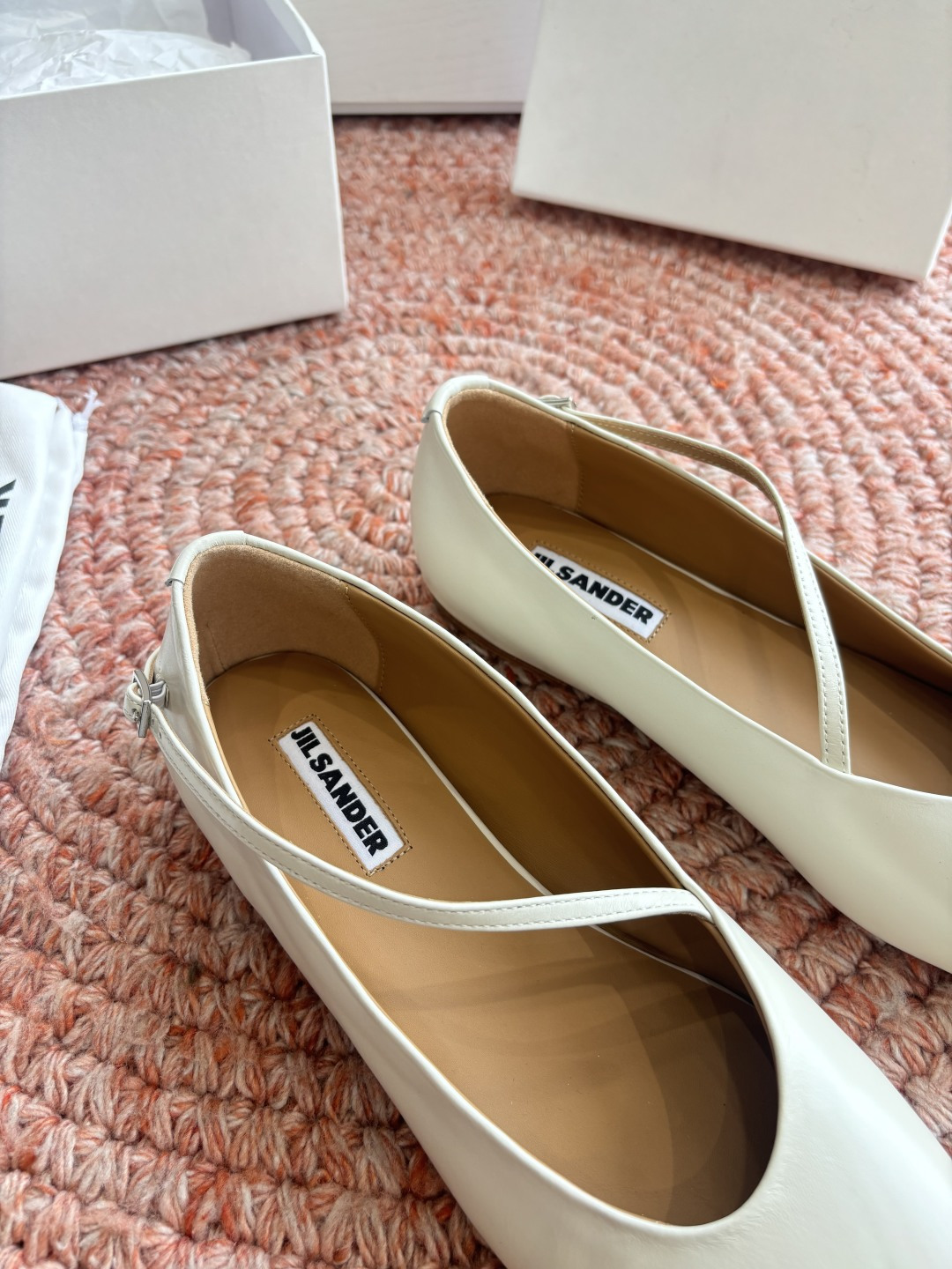 🌾G213所见即所得Jil Sande*26ss春夏新款玛丽珍乐福鞋平底鞋穿孔设计与柔软鞋面搭配，上脚轻