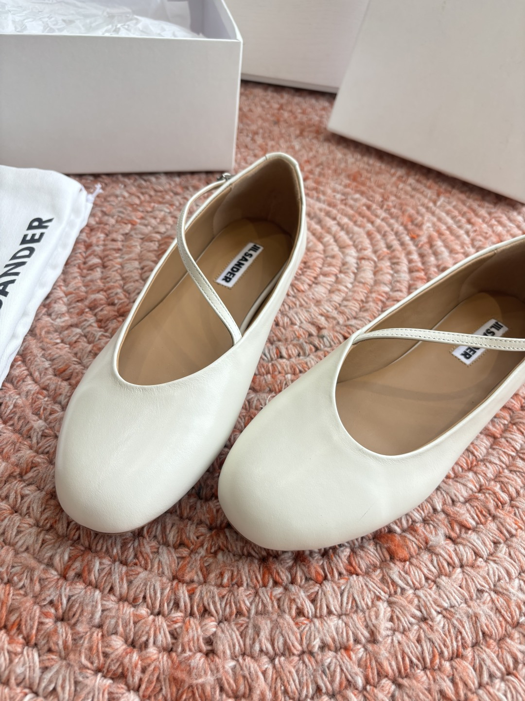 🌾G213所见即所得Jil Sande*26ss春夏新款玛丽珍乐福鞋平底鞋穿孔设计与柔软鞋面搭配，上脚轻