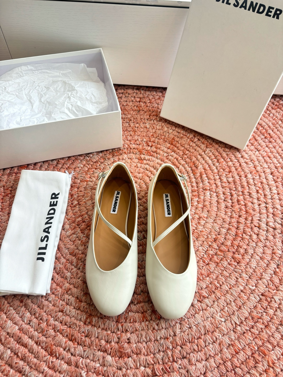 🌾G213所见即所得Jil Sande*26ss春夏新款玛丽珍乐福鞋平底鞋穿孔设计与柔软鞋面搭配，上脚轻