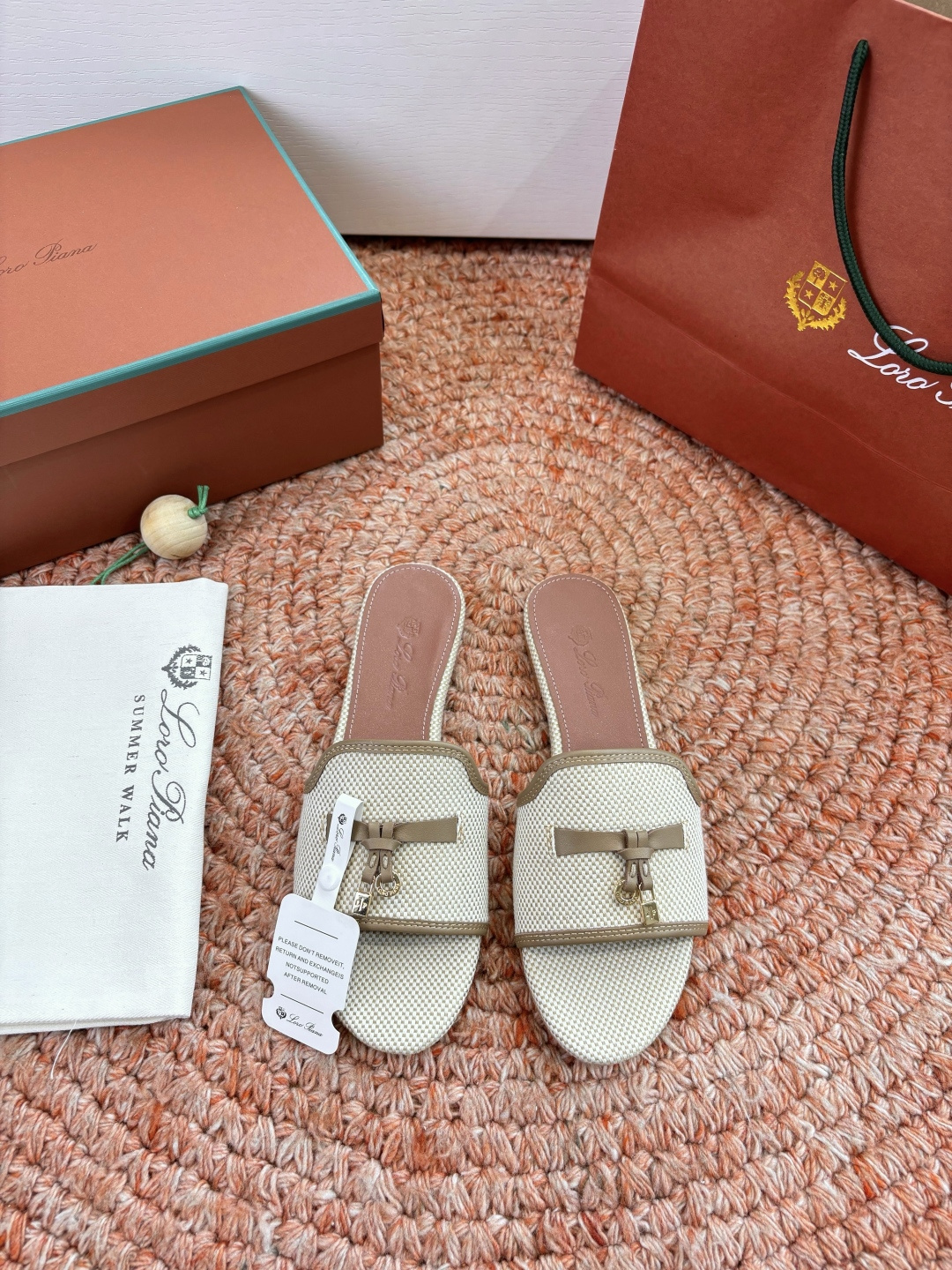 NO:788074,Loro piana purchasing grade slippers lp This linen canvas slipper is equipped with a ribbon decorated with Loro Piana My Charms pendant and is decorated with same-color stitching. It is exquisite and soft, suitable for matching urban and holiday attire. Material imported canvas, lining sheepskin lining, silk cowhide feet, sole imported leather outsole. Size 35-42 (35, 41, 42 are customized and non-returnable), slippers, loro piana, loro  piana,slippers,cowhide,sheepskin,Leather soles19860909Loro piana代购级拖鞋lp这款亚麻帆布拖鞋搭配饰有Loro Piana My Charms 吊坠的饰带,并饰以同色缝线.精致柔美,适合搭配都市和度假装束. 材质进口帆布 内里羊皮内里,丝绸牛皮垫脚 鞋底进口真皮大底. 码数35-42（35、41、42定做不退换）,拖鞋,loro piana,loro piana,slippers,cowhide,sheepskin,Leather soles,Women's Shoes