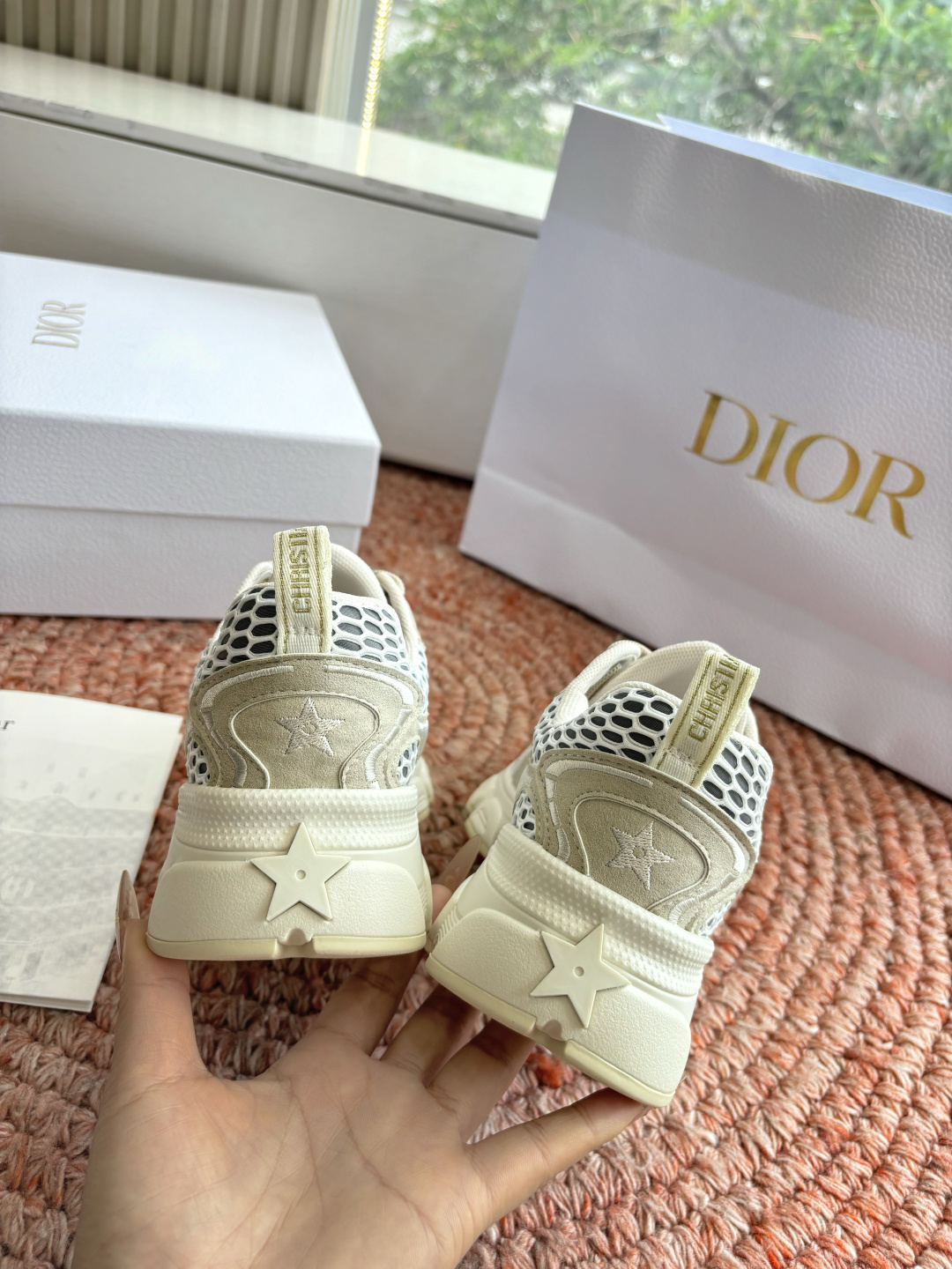 🌾代购级别所即所得G0133C'est Dior 迪奥 新色休闲运动鞋‘以牛皮革刺绣五角星设计轻盈透气。