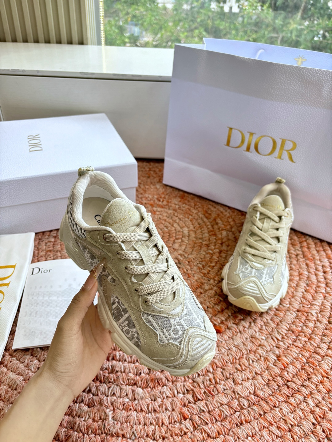 🌾代购级别所即所得G0133C'est Dior 迪奥 新色休闲运动鞋‘以牛皮革刺绣五角星设计轻盈透气。