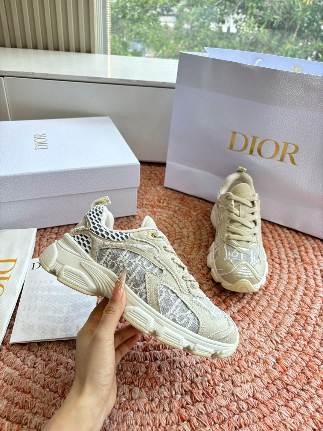 🌾代购级别所即所得G0133C'est Dior 迪奥 新色休闲运动鞋‘以牛皮革刺绣五角星设计轻盈透气。