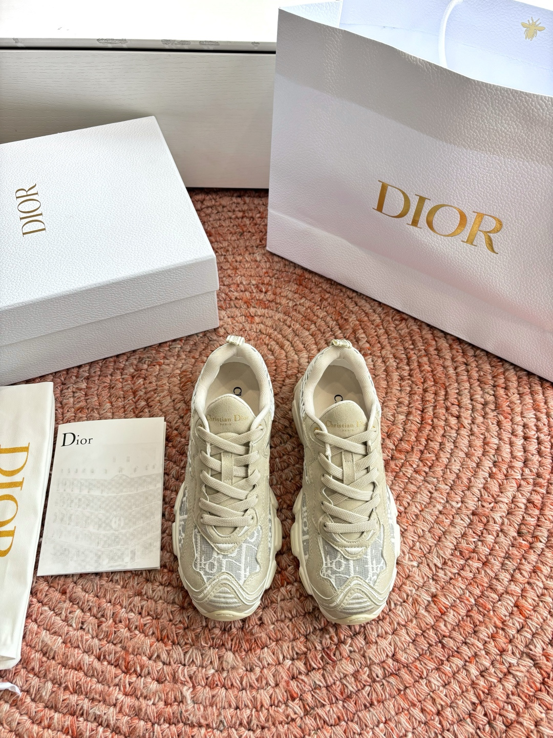 🌾代购级别所即所得G0133C'est Dior 迪奥 新色休闲运动鞋‘以牛皮革刺绣五角星设计轻盈透气。