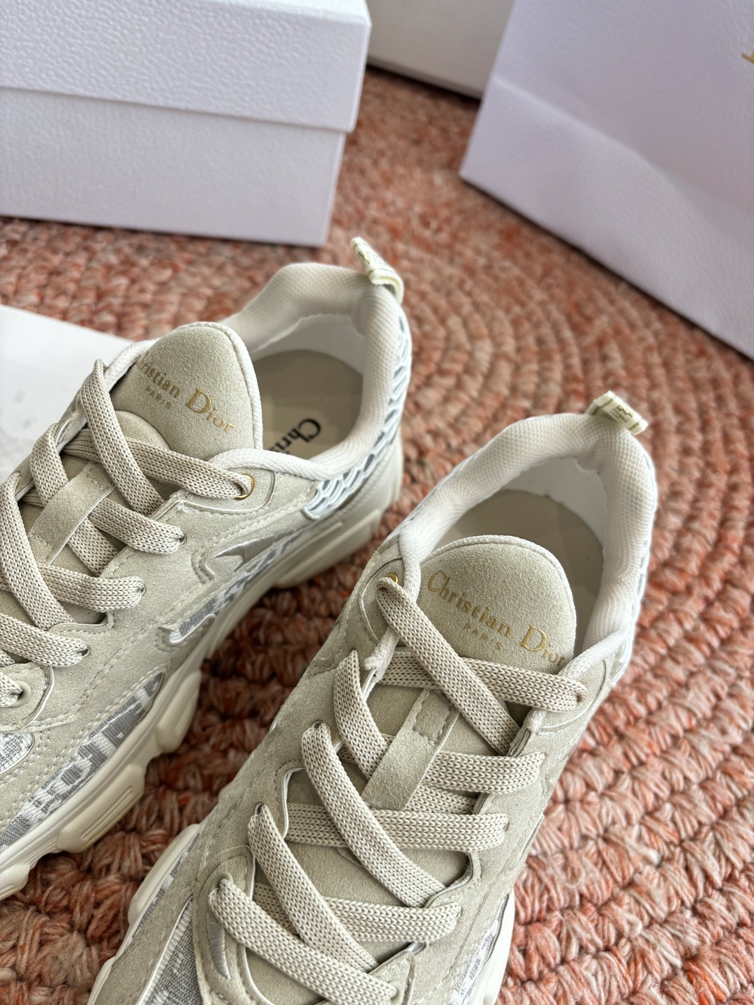 🌾代购级别所即所得G0133C'est Dior 迪奥 新色休闲运动鞋‘以牛皮革刺绣五角星设计轻盈透气。