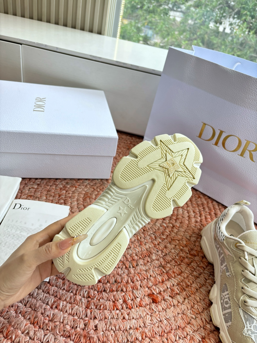 🌾代购级别所即所得G0133C'est Dior 迪奥 新色休闲运动鞋‘以牛皮革刺绣五角星设计轻盈透气。