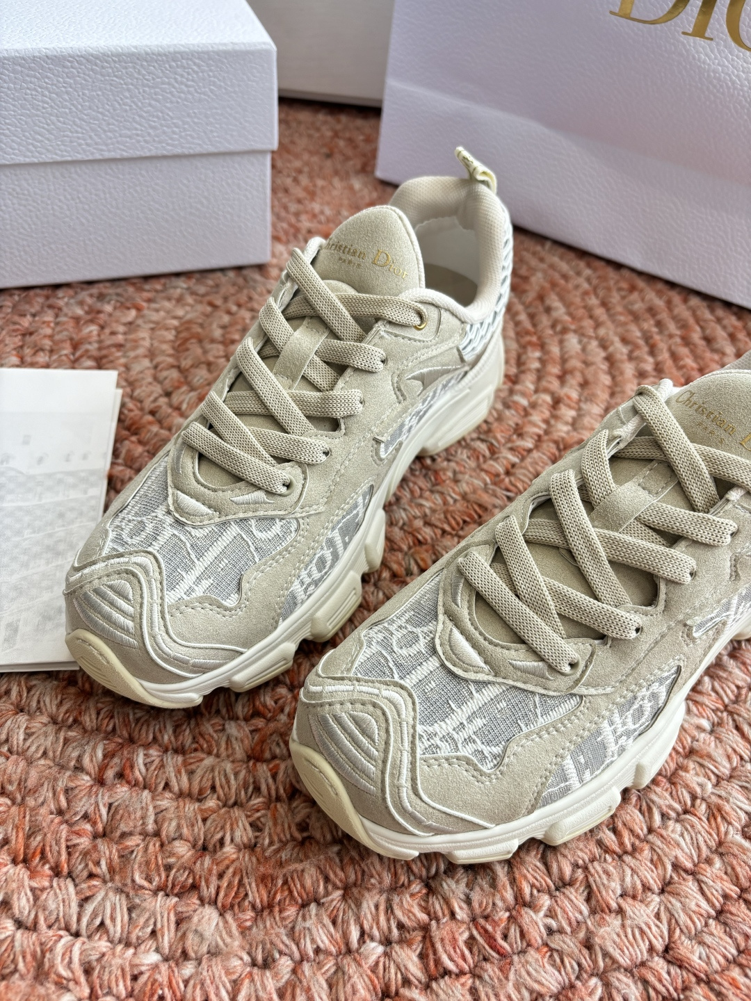 🌾代购级别所即所得G0133C'est Dior 迪奥 新色休闲运动鞋‘以牛皮革刺绣五角星设计轻盈透气。