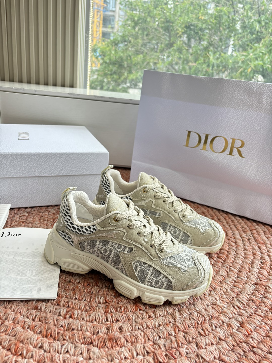 🌾代购级别所即所得G0133C'est Dior 迪奥 新色休闲运动鞋‘以牛皮革刺绣五角星设计轻盈透气。