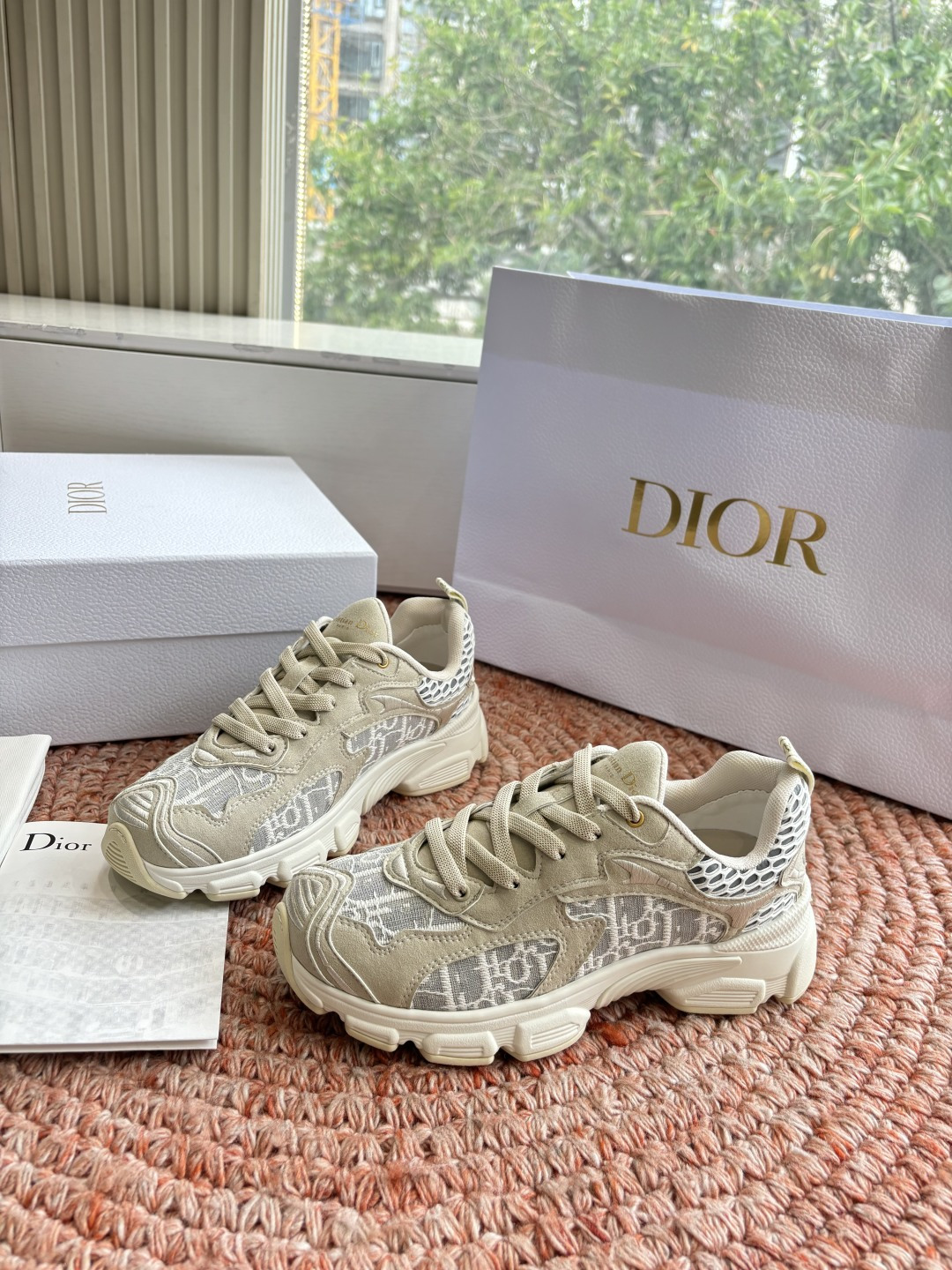 🌾代购级别所即所得G0133C'est Dior 迪奥 新色休闲运动鞋‘以牛皮革刺绣五角星设计轻盈透气。