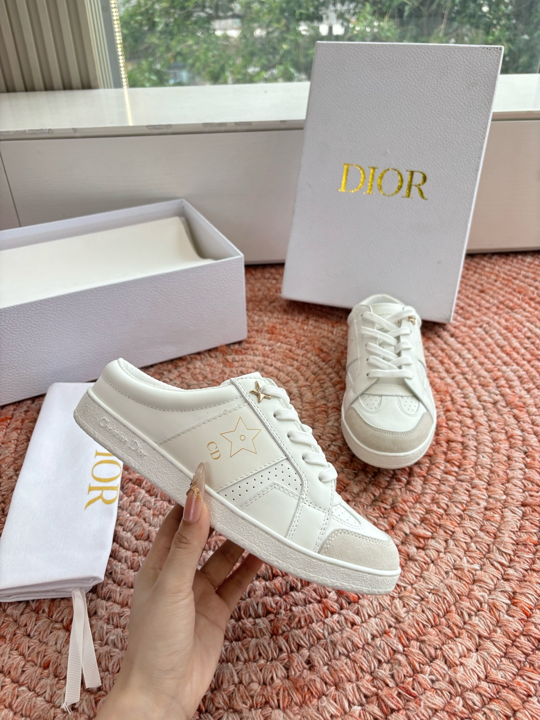 🌾代购级别所即所得G0133C'est Dior 迪奥 新色休闲运动鞋‘以牛皮革刺绣五角星设计轻盈透气。