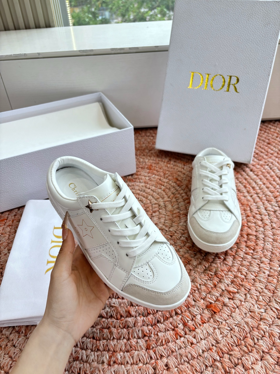 🌾代购级别所即所得G0133C'est Dior 迪奥 新色休闲运动鞋‘以牛皮革刺绣五角星设计轻盈透气。