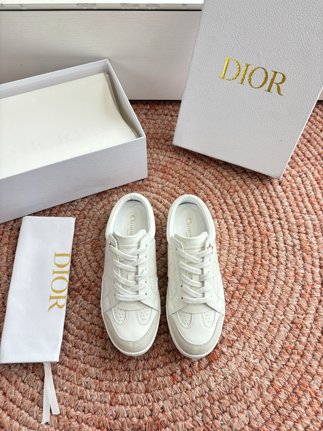 🌾代购级别所即所得G0133C'est Dior 迪奥 新色休闲运动鞋‘以牛皮革刺绣五角星设计轻盈透气。