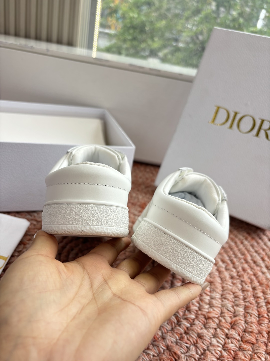 🌾代购级别所即所得G0133C'est Dior 迪奥 新色休闲运动鞋‘以牛皮革刺绣五角星设计轻盈透气。