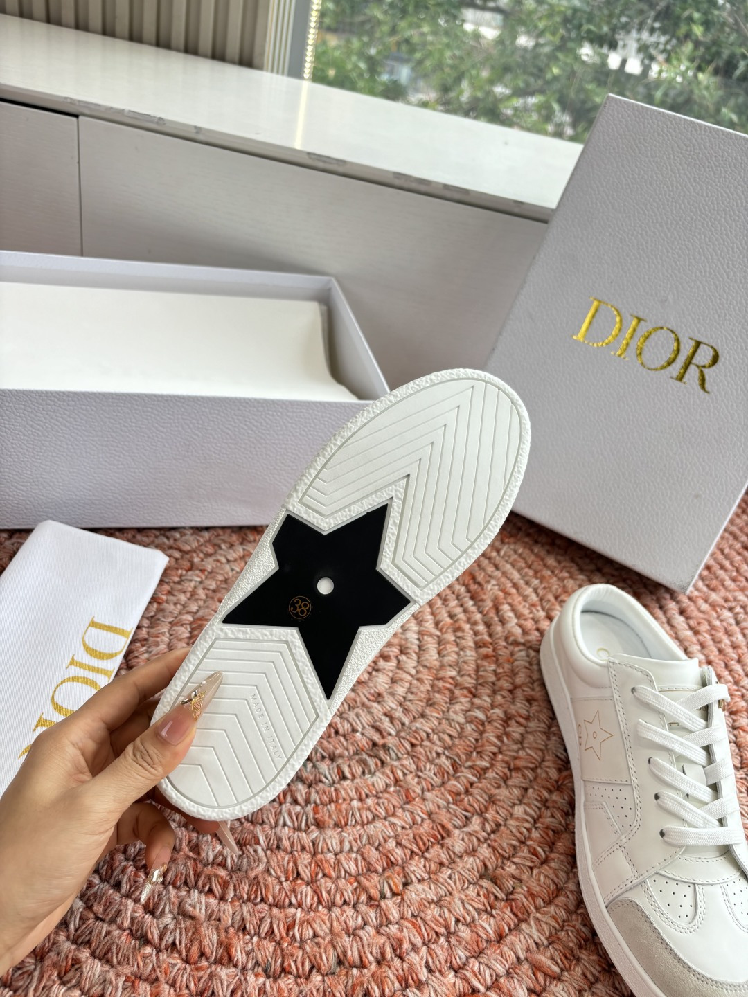 🌾代购级别所即所得G0133C'est Dior 迪奥 新色休闲运动鞋‘以牛皮革刺绣五角星设计轻盈透气。