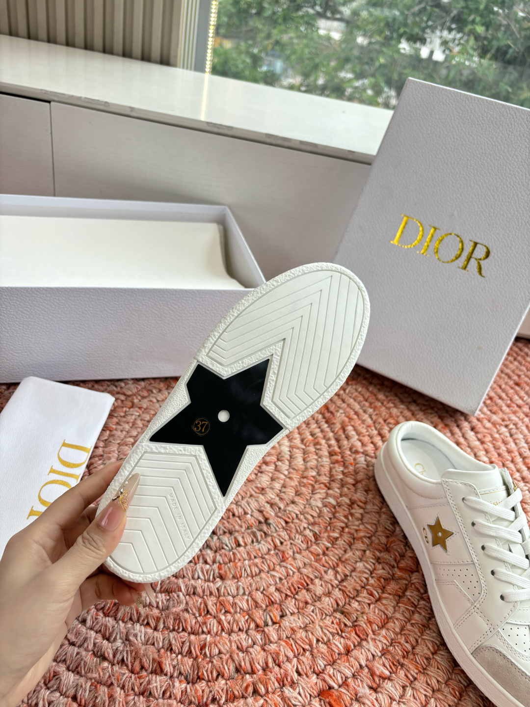 🌾代购级别所即所得G0133C'est Dior 迪奥 新色休闲运动鞋‘以牛皮革刺绣五角星设计轻盈透气。