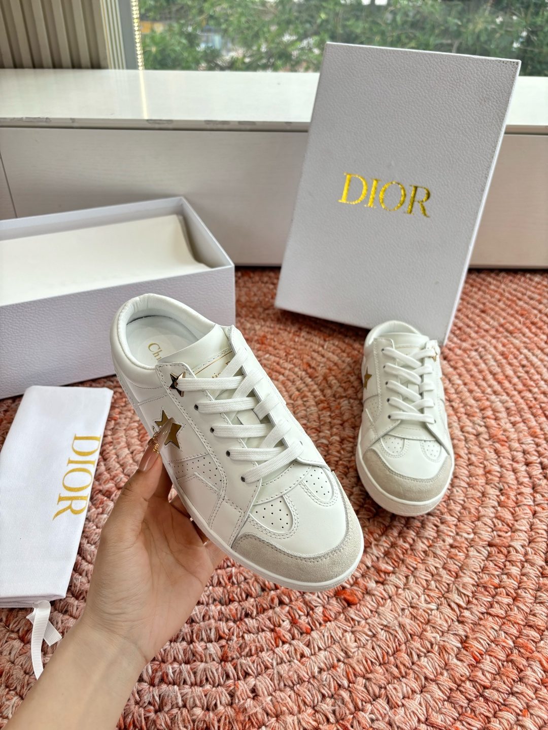 🌾代购级别所即所得G0133C'est Dior 迪奥 新色休闲运动鞋‘以牛皮革刺绣五角星设计轻盈透气。